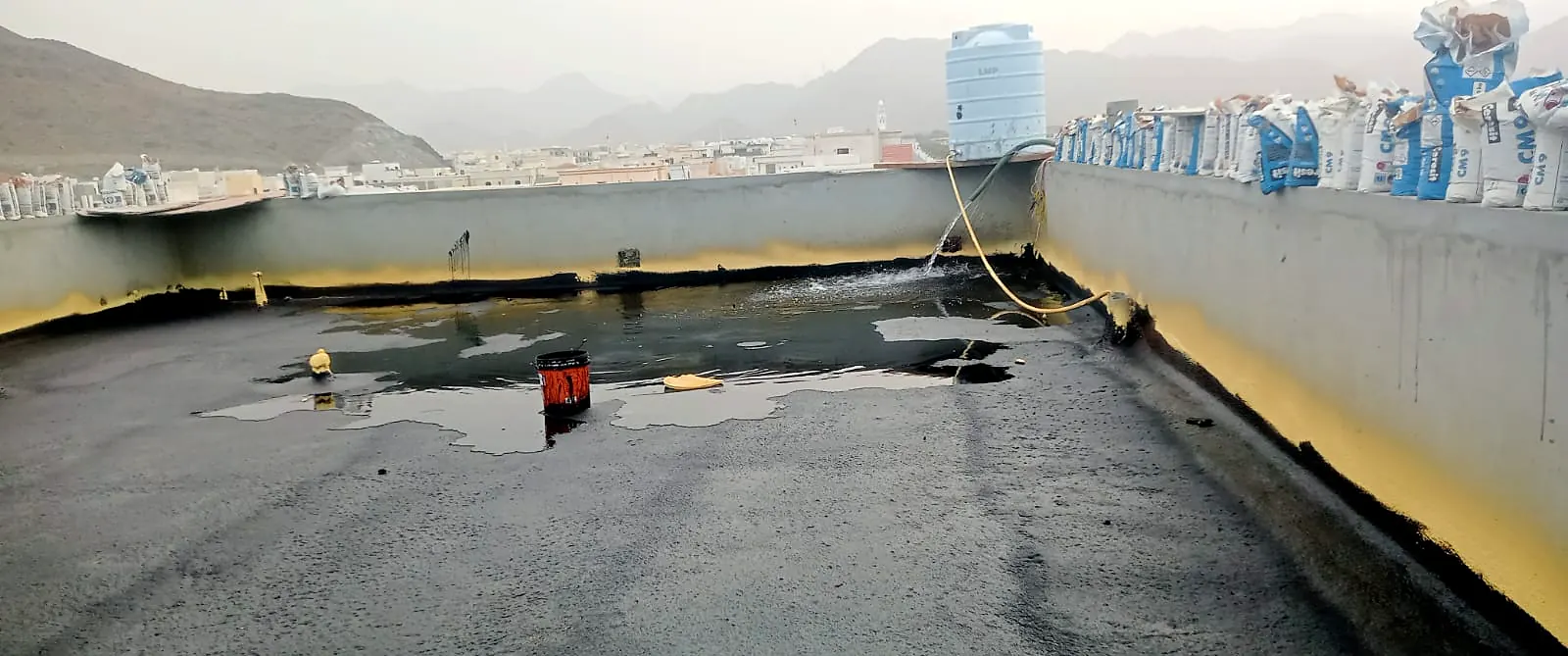 Bituminous waterproofing on a roof during a flood test