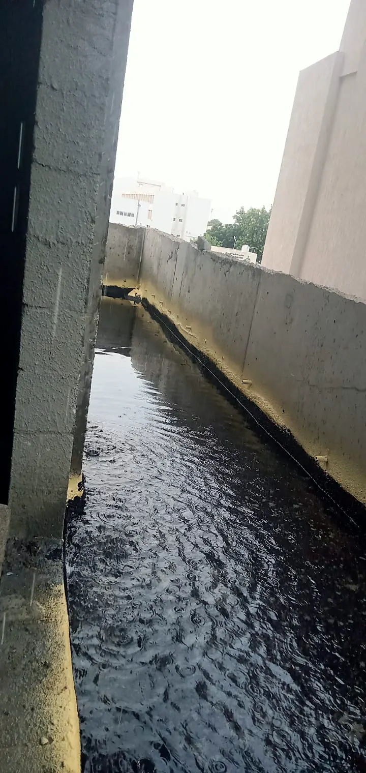 Flood test along a narrow waterproofed roof area