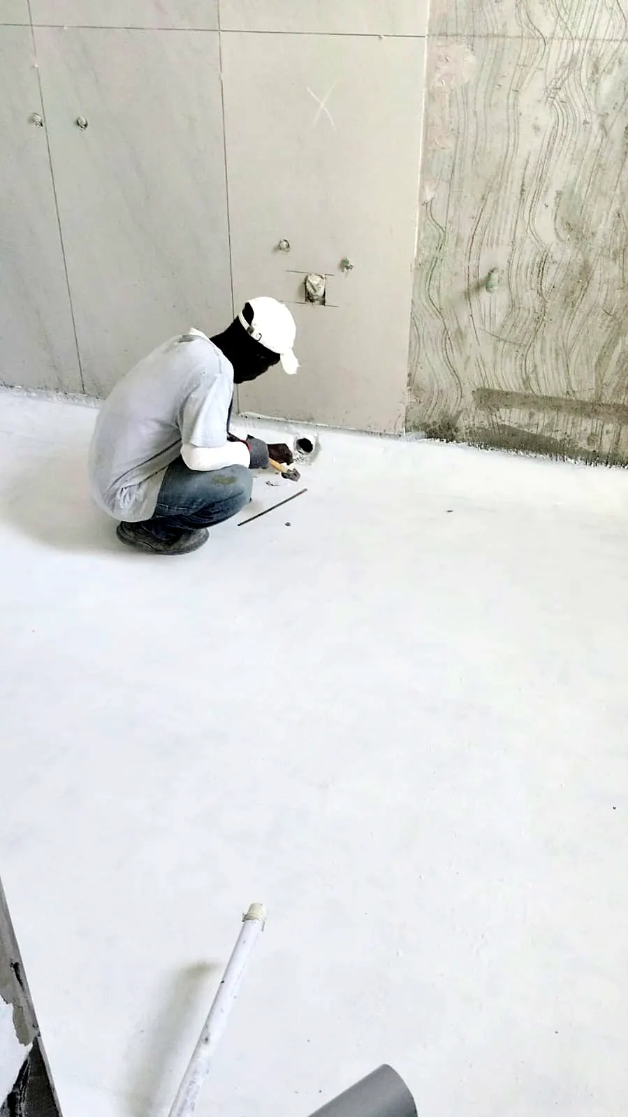 Wall cladding in veined stone with floor preparation in progress